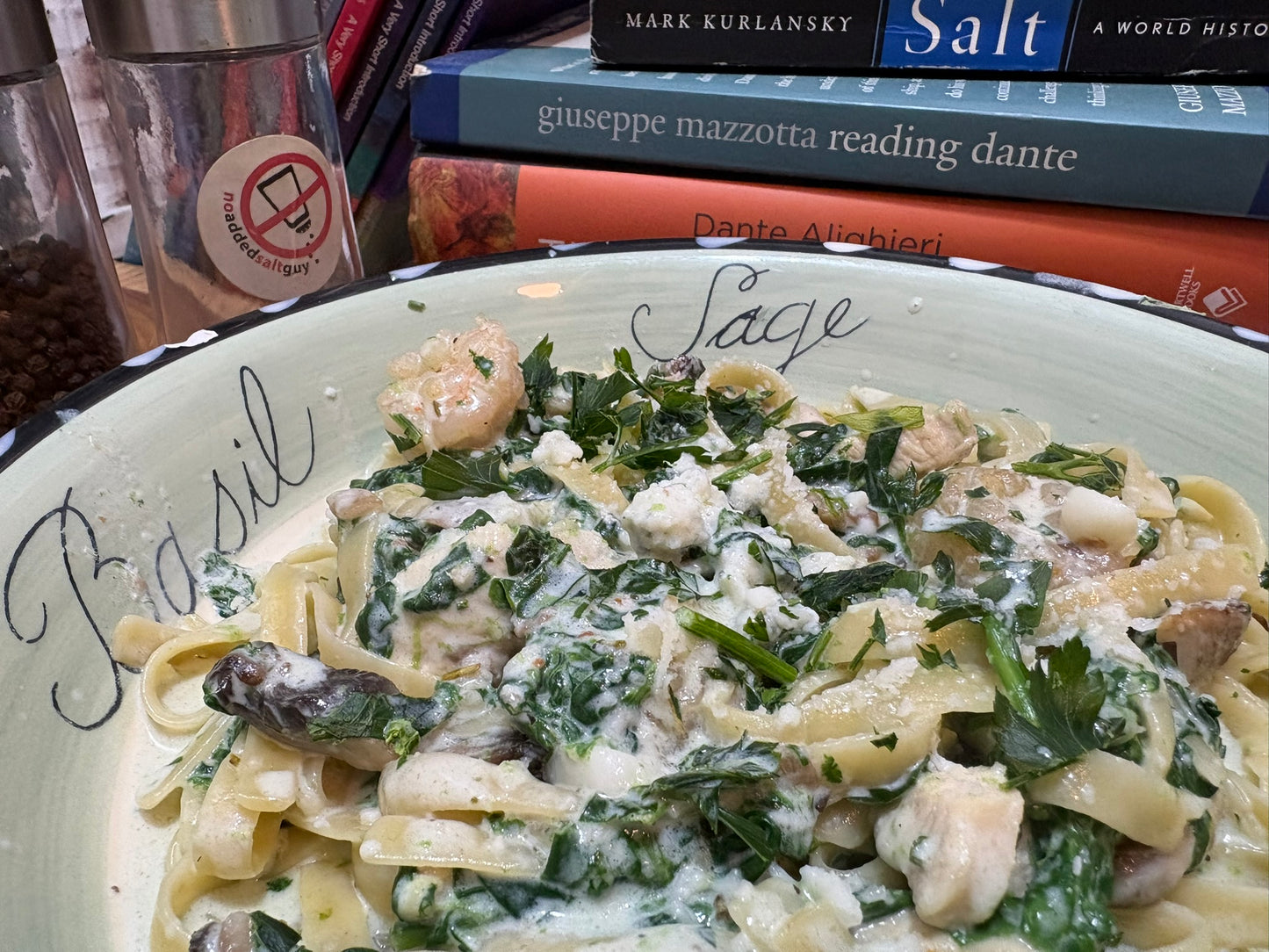 Hähnchen-Garnelen-Fettuccine Alfredo mit Spinat, Pilzen und Blauschimmelkäse (Comfort Food)