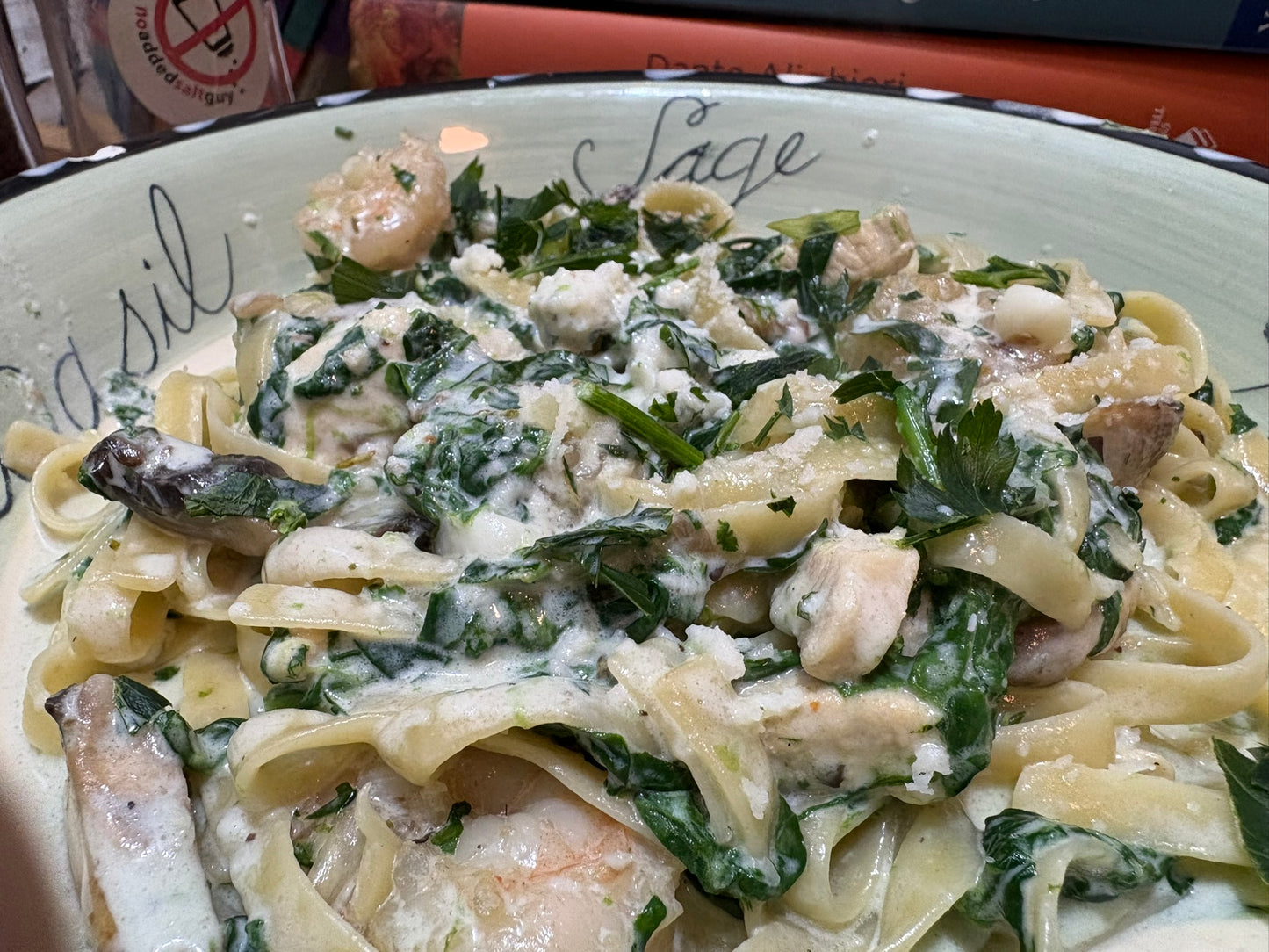 Hähnchen-Garnelen-Fettuccine Alfredo mit Spinat, Pilzen und Blauschimmelkäse (Comfort Food)