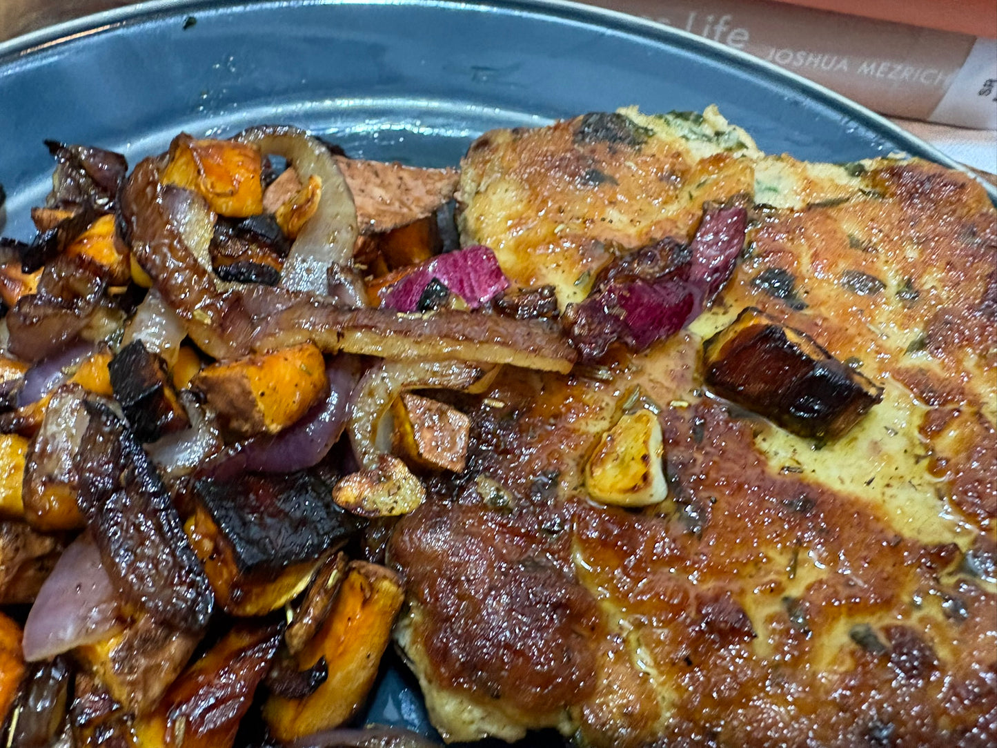 Knusprige Rosmarin-Schweinekoteletts kochen; kein Salzstreuer nötig!